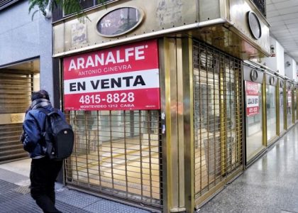 Locales vacíos con carteles de alquiler en una avenida de la Ciudad de Buenos Aires