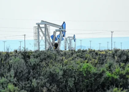 Installations pétrolières dans une zone d'hydrocarbures de Río Negro
