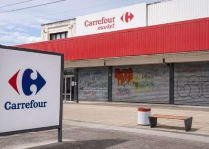Закрытый фасад Carrefour Market на проспекте Presidente Néstor Kirchner в Río Gallegos