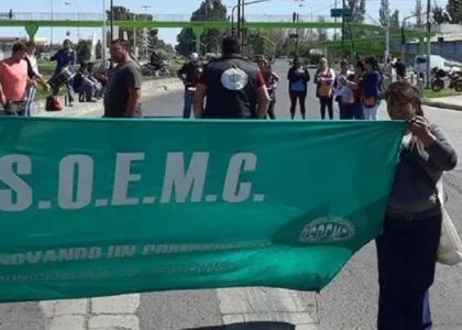 Travailleurs municipaux de Centenario manifestant devant l'immeuble communal