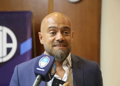 شاحنات ومركبات تتقدم على الطريق العالي الجبال نحو Paso Pehuenche