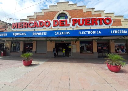 ممرات بها العديد من الأماكن الخالية في Mercado del Puerto من Formosa