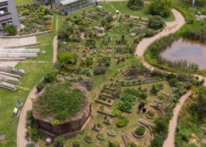 Huerta agroecológica y paneles solares en el Paseo Ambiental del Sur
