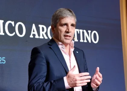Luis Caputo 在 Ministerio de Economía 的一次会议期间