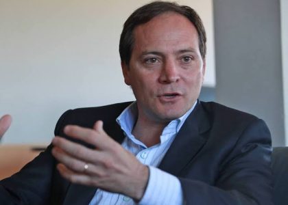 Carlos Mauricio Espínola 在 Corrientes 的一次政治采访中