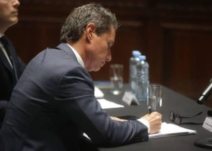 Vista arbolada de Plaza Armenia en Palermo con vecinos reunidos junto a sus senderos