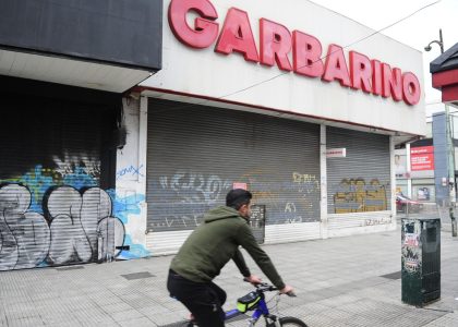 Persiana baja y cartelería de un local cerrado de Garbarino en el centro porteño