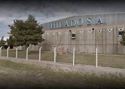 Closed gate of the Hilado S. A. garment plant in La Rioja