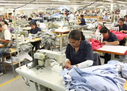 Travailleurs et machines à coudre dans une usine de production textile de Catamarca