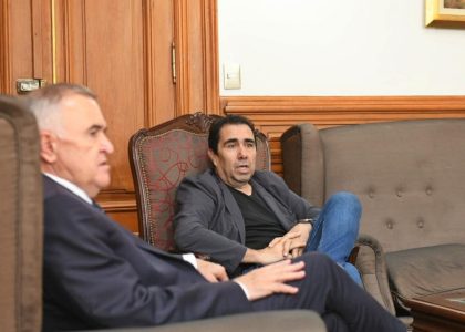 Osvaldo Jaldo 和 Sergio Mansilla 在政府大楼的一次会议期间