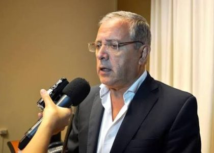 Des ballots de tabac entrent dans une usine de stockage à Jujuy