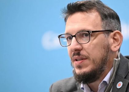 Радиостанционный стол с экспертами во время программы, посвященной сельскохозяйственной повестке