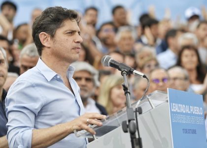 Axel Kicillof durante una exposición política en la provincia de Buenos Aires
