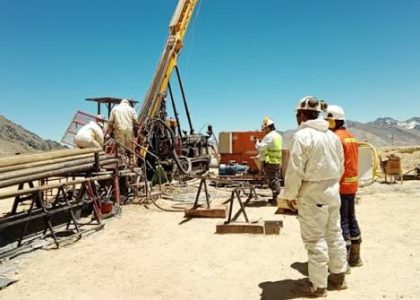 Equipe de perfuração diamantina no projeto El Perdido de Malargüe
