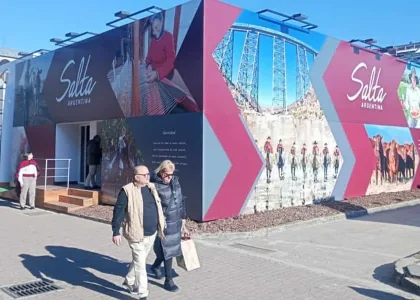 Bovinos y público en una pista de la Sociedad Rural Salteña