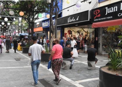 Торговый коридор города Córdoba с умеренным потоком покупателей