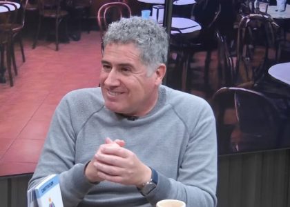 Carlos Mañé durante una entrevista política en San Juan