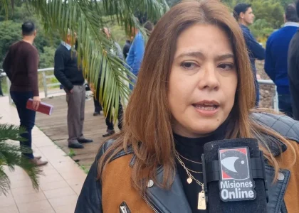 ممثلون مجتمعون على طاولة حوار بشأن نزاع Puente Quemado II