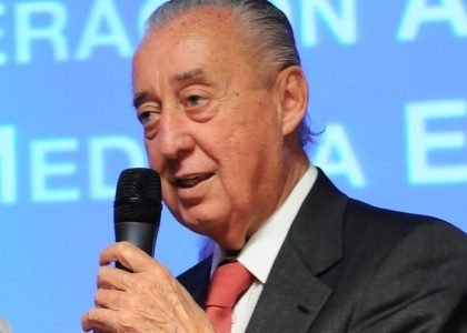 Osvaldo Cornide en una actividad institucional vinculada con representantes de la Iglesia y autoridades diplomáticas en Buenos Aires.