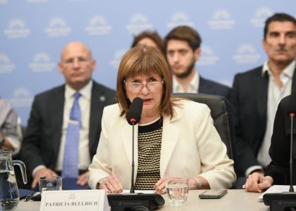 Patricia Bullrich 在参议院讨论公司改革期间