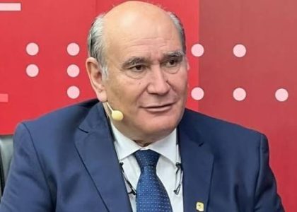 Rubén Rivarola lors d'une conférence de presse avec des dirigeants du PJ de Jujuy