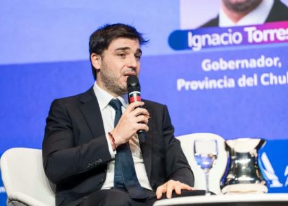 Ignacio Torres выступает на форуме по вопросам энергетики и развития
