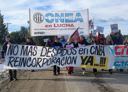 Работники CNEA проводят демонстрацию у входа в Intecnus в Bariloche