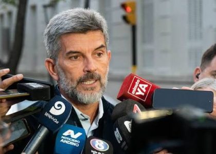 Ulpiano Suárez lors d'une conférence de presse dans la Ville de Mendoza