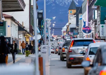 中心区 Ushuaia 的商店关闭，行人稀少