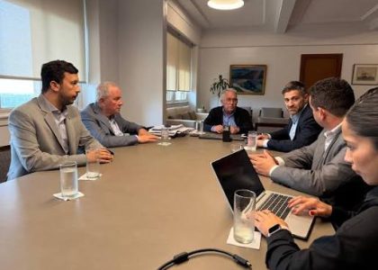 Ouvriers et grandes canalisations sur le tracé projeté du système Albigasta