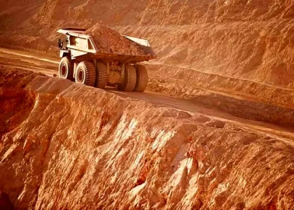 Paisagem cordilheira com infraestrutura de mineração de cobre em uma área árida da Argentina.