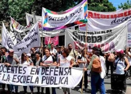 Docentes porteños durante una protesta por las remuneraciones del programa de invierno