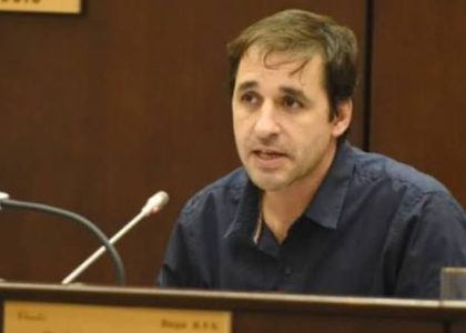 Claudio Domínguez devant le troisième pont entre Neuquén et Río Negro