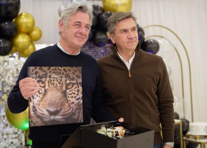 Leandro Zdero junto a autoridades rurais durante o aniversário no norte do Chaco