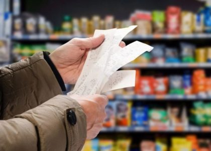 Personas comprando alimentos en un comercio de la Ciudad de Buenos Aires con góndolas y precios visibles