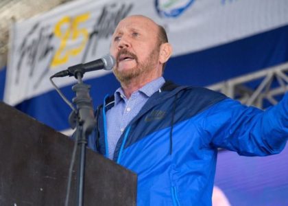 تيسي غونزاليس خلال ندوة مشروع الأراضي في ملعب سنتيناريو بفورموسا