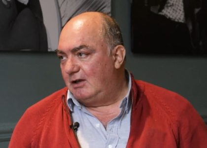 Luis Caputo lors d'une présentation économique devant des acteurs du marché