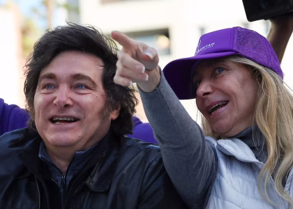 Javier Milei 和 Karina Milei 在 Casa Rosada 的一次政治会议期间