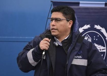 Claudio Vidal parlant lors d'un événement provincial de remise de luminaires aux localités de Santa Cruz