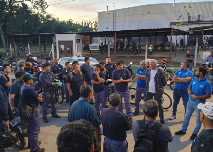 Travailleurs rassemblés devant une usine fermée dans le Parc industriel de San Luis