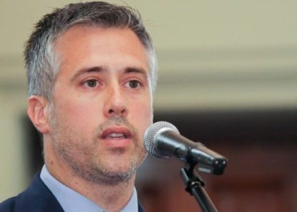Leandro Busatto在圣菲市与社会、工会和政治代表围桌交谈。