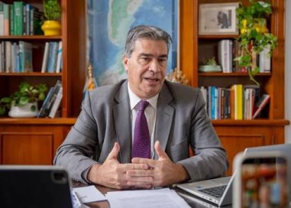 عمال وآلات داخل مصنع معدني مع توقف بعض مناطق الإنتاج.