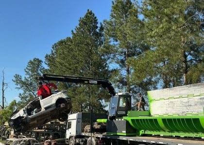 Presse industrielle mobile compactant une voiture sur un site proche de San Cosme, Corrientes.
