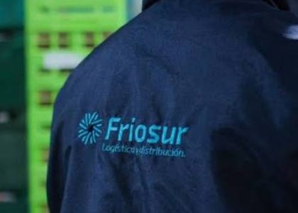 Грузовики Friosur у распределительного центра в Чубуте.