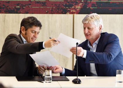Axel Kicillof и Sergio Ziliotto во время подписания соглашений в Santa Rosa