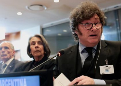 Javier Milei与La Libertad Avanza领导人在政治会议上。