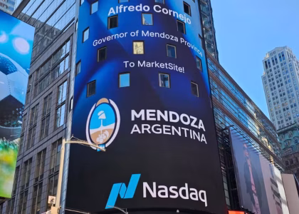 Alfredo Cornejo与Jimena Latorre查看门多萨能源和矿业项目资料。