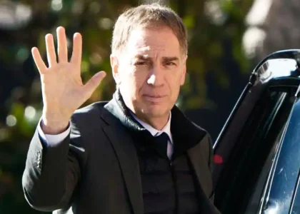 Диего Сантилли беседует с руководителями PRO и La Libertad Avanza на политическом мероприятии в провинции Буэнос-Айрес.