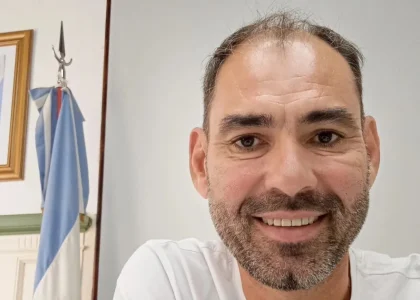 Medidor de gás residencial e conta sobre uma mesa em uma casa de La Pampa