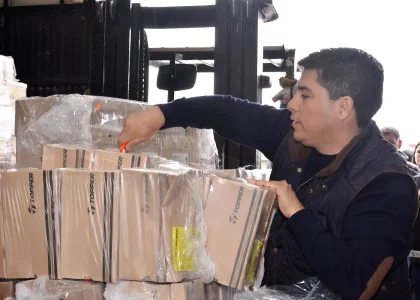 La entrega de 40.000 pares de zapatillas abrió un debate político en Santa Cruz